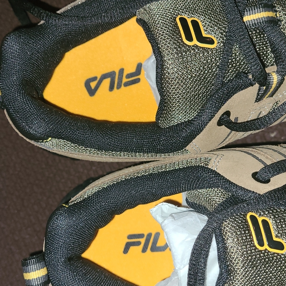 New Fila Travail 2 sizes 8 wide and 12 - Picture 7 of 8